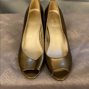 Gold pumps